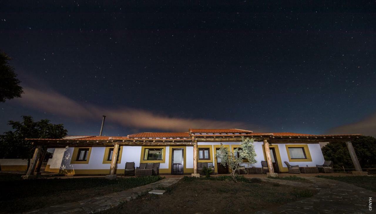 Eco-Lodge En La Reserva Privada Campanarios De Azaba - Proyecto De Conservacion Espeja Екстер'єр фото